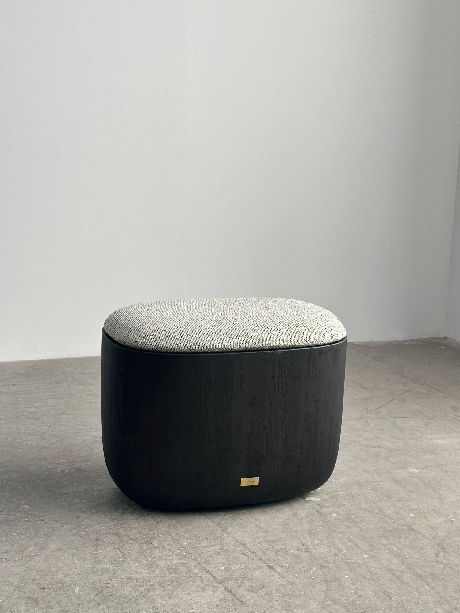 Ishi Hocker in anthrazitfarbener Eiche mit Warm-Sand-Kissen